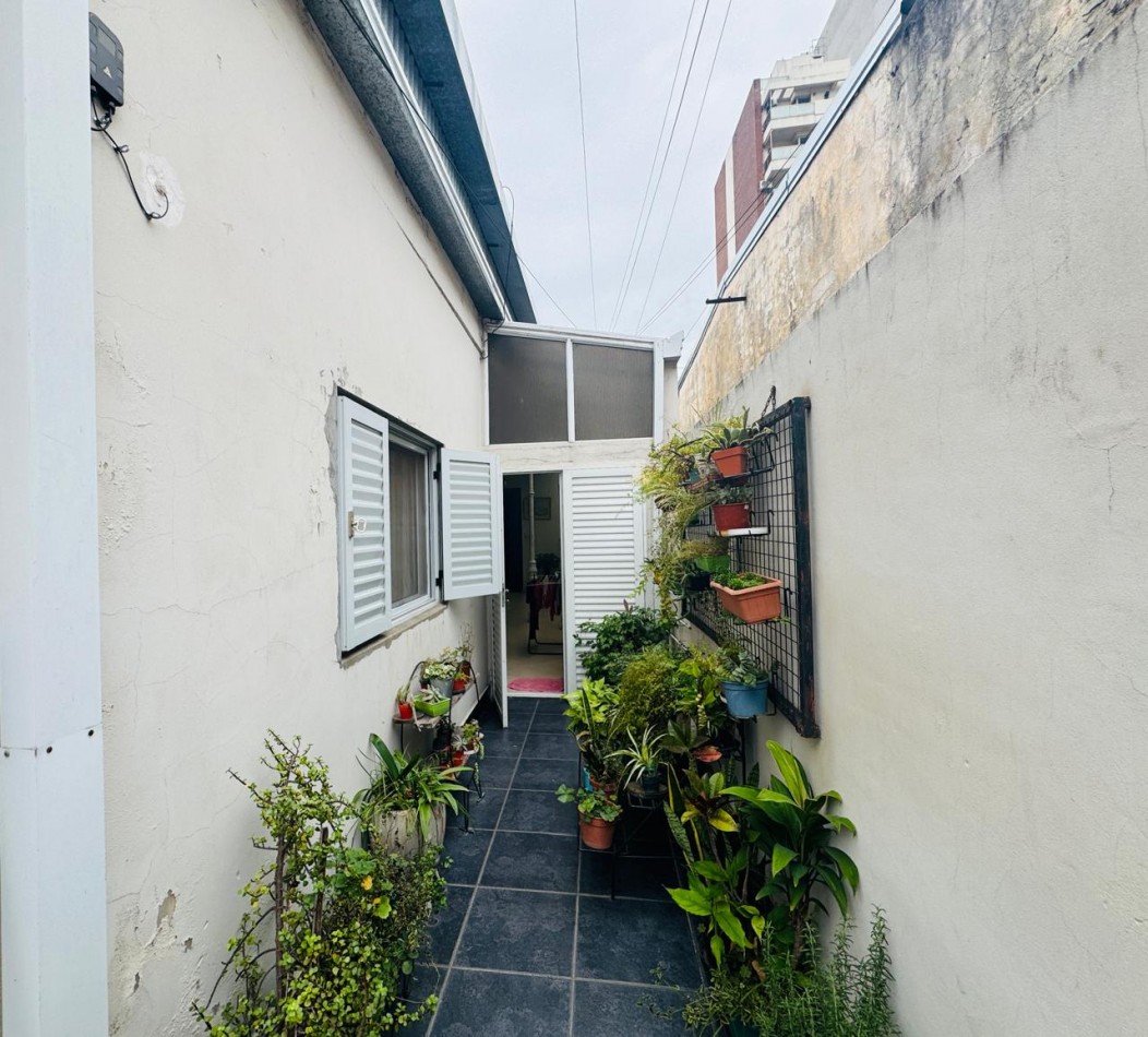 CASA DE ESTILO EN BARRIO CONSTITUYENTES - SANTA FE CAPITAL